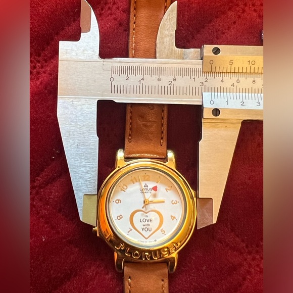 Vintage Musical Lorus Disney Watch Plays Beatles Song 'I Want To Hold Your Hand - Picture 17 of 17